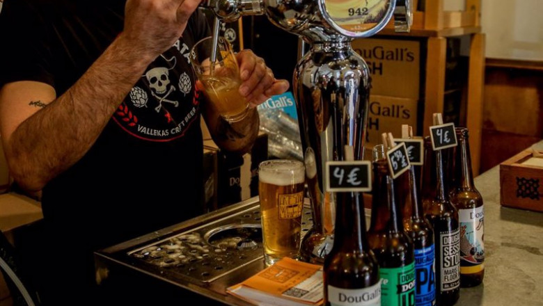 ep archivo un camarero tira una cerveza artesanal en uno de los bares que participan en artesana ep archivo un camarero tira una cerveza artesanal en uno de los bares que participan en artesana