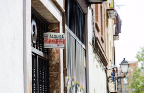 ep archivo   un cartel de alquila de una inmobiliaria en un portal del distrito de embajadores