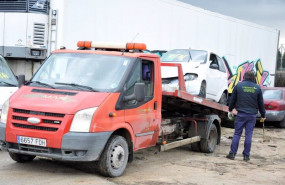 ep archivo   un coche es retirado por la empresa de descontaminacion y desguace de vehiculos