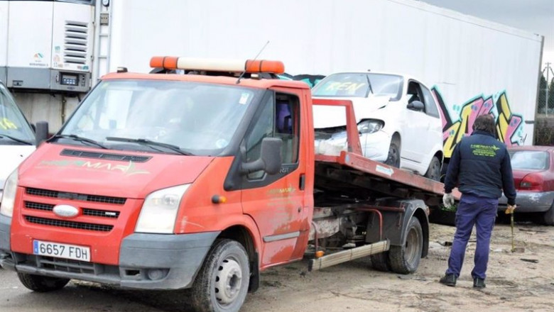 Archivo - Un coche es retirado por la empresa de descontaminación y desguace de vehículos. | CORT - Archivo ep archivo un coche es retirado por la empresa de descontaminacion y desguace de vehiculos