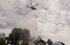 ep archivo   un helicoptero del infoca arroja agua sobre el incendio a 7 de octubre de 2024 en