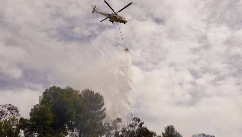 ep archivo   un helicoptero del infoca arroja agua sobre el incendio a 7 de octubre de 2024 en