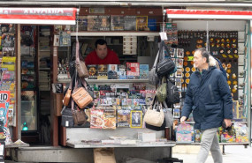 ep archivo un hombre camina junto a un quiosco a 15 de diciembre de 2023 en madrid espana ep archivo un hombre camina junto a un quiosco a 15 de diciembre de 2023 en madrid espana