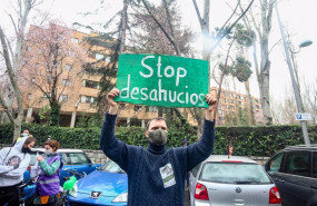 ep archivo   un hombre en una protesta contra un desahucio