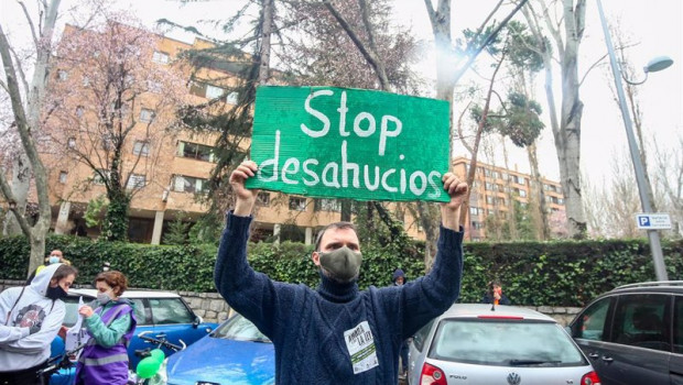 ep archivo   un hombre en una protesta contra un desahucio