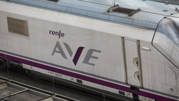 ep archivo   un tren en la estacion de madrid   puerta de atocha   almudena grandes a 31 de agosto