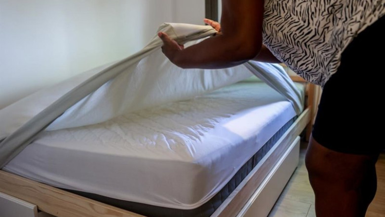 ep archivo   una empleada de hogar haciendo una cama