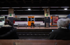 ep archivo   varias personas esperan a coger un tren de rodalies en la estacion de fabra i puig a 26