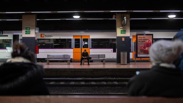 ep archivo   varias personas esperan a coger un tren de rodalies en la estacion de fabra i puig a 26