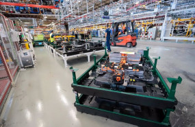 ep archivo varios operarios trabajando en una fabrica ep archivo varios operarios trabajando en una fabrica