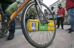 ep archivo   varios repartidores descansan tras haber participado en una pitada con sus vehiculos 20211027140404