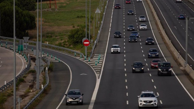 ep archivo   varios vehiculos en la autovia