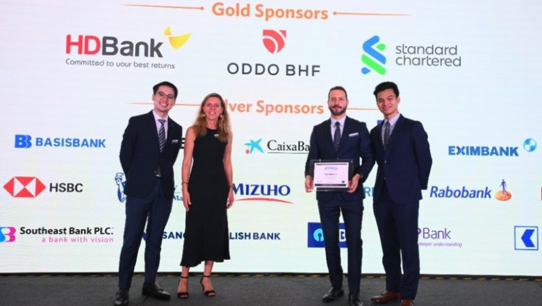 ep caixabank premiado como banco confirmador lider 2025 por el banco asiatico de desarrollo