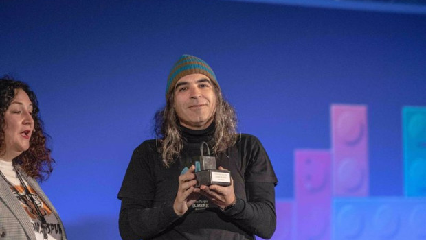ep chema alonso recibe el premio raul jover de rootedcon por su labor con la ciberseguridad nacional