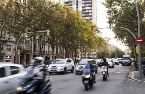ep coches y motos circulan por una calle de barcelona con trafico