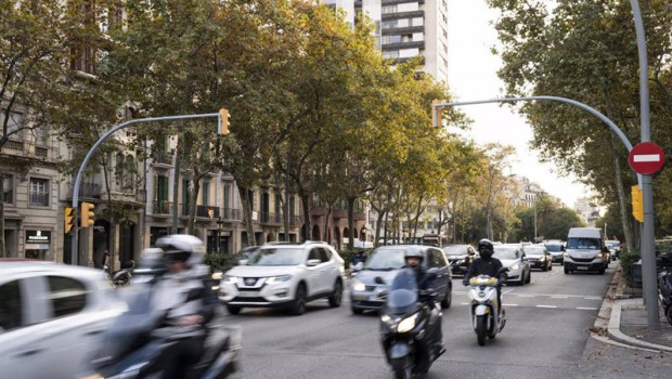 ep coches y motos circulan por una calle de barcelona con trafico