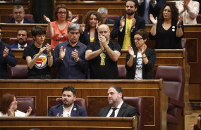 ep diputados de erc aplauden al lider de erc oriol junqueras derecha en la primera fila durante la