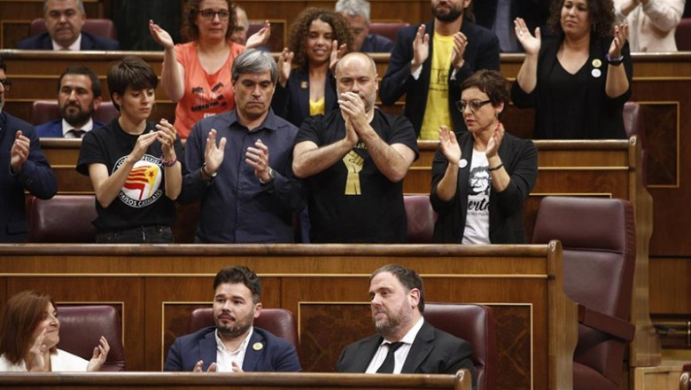 ep diputados de erc aplauden al lider de erc oriol junqueras derecha en la primera fila durante la