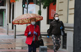 ep dos mujeres pasean en la capital en un dia de lluvia y bajada de temperaturas en toda espana en