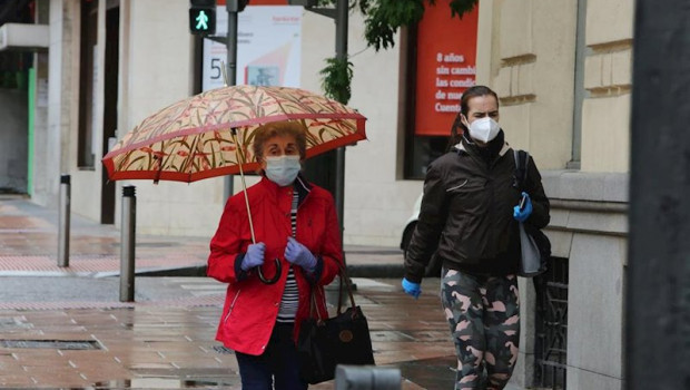 ep dos mujeres pasean en la capital en un dia de lluvia y bajada de temperaturas en toda espana en