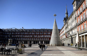 ep el arbol de navidad adorna la plaza mayor en madrid espana