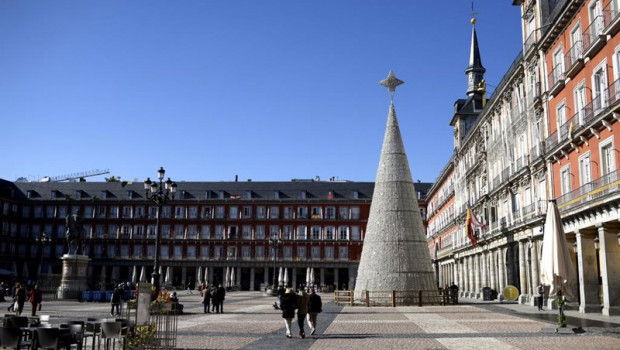 ep el arbol de navidad adorna la plaza mayor en madrid espana