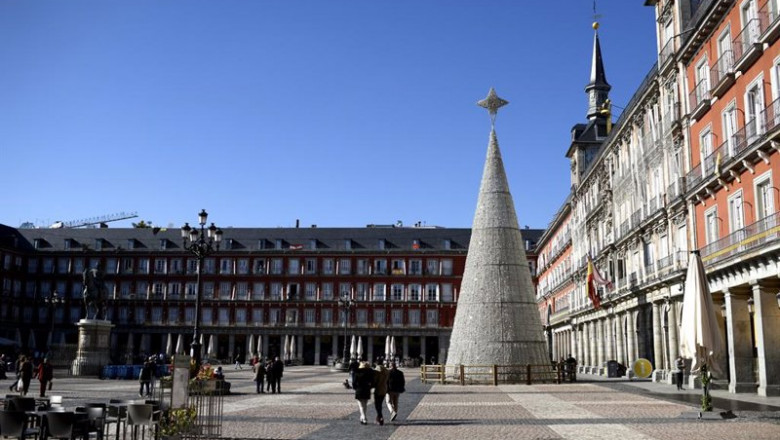 El árbol de Navidad adorna la Plaza Mayor, en Madrid, España | Óscar Cañas - Europa Press ep el arbol de navidad adorna la plaza mayor en madrid espana