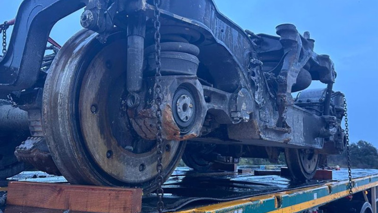 ep el bogie del coche numero ocho del tren iryo accidentado en adamuz es transportado en un camion a