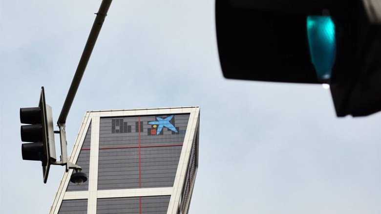 El logo de Caixabank ya luce en las torres Kio de Madrid | Jesús Hellín - Europa Press ep el logo de caixabank tras la sustitucion por el de bankia en las torres kio en madrid espana a 27