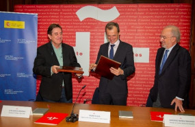 ep el ministro de ciencia pedro duque y el director del instituto cervantes luis garcia montero