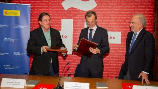 ep el ministro de ciencia pedro duque y el director del instituto cervantes luis garcia montero