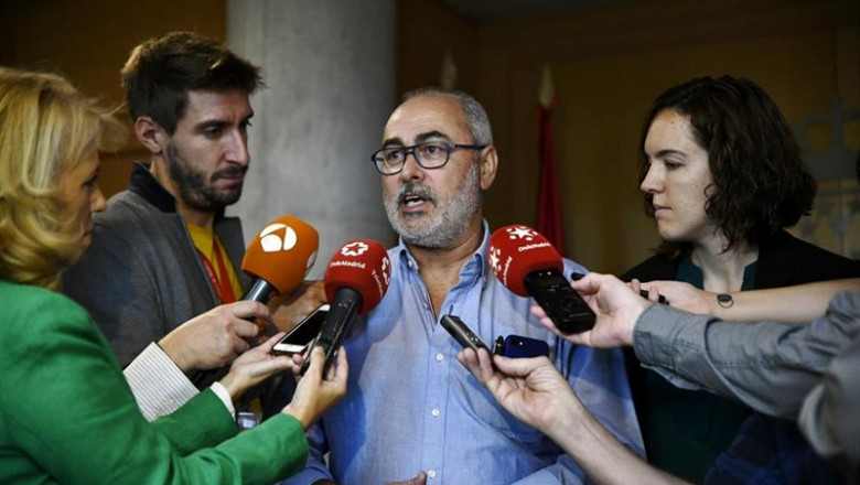 El portavoz de Equo en la Asamblea de Madrid, Alejandro Sánchez, atiende a los mediso de comunicación en los pasillos de la Asamblea de Madrid, en Maadrid (España), a 25 de septiembre de 2019. | Oscar Cañas - Europa Press ep el portavoz de equo en la asamblea de madrid alejandro sanchez atiende a los mediso de