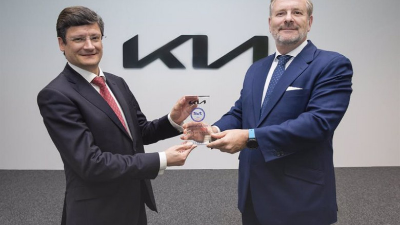 El presidente del consejo de iTRUST Consumer Brands, José María Cubillo, entrega de la distinción 'Marca de Confianza del Año 2022' al director general de Kia en España y Portugal, Eduardo Divar. | KIA ep el presidente del consejo de itrust consumer brands jose maria cubillo entrega de la distincion