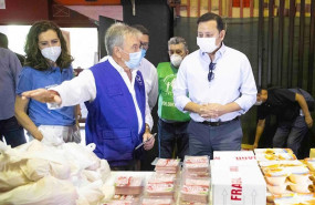 ep el presidente del valencia cf anil murthy en el reparto solidario de alimentos en mestalla