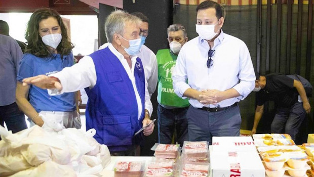 ep el presidente del valencia cf anil murthy en el reparto solidario de alimentos en mestalla