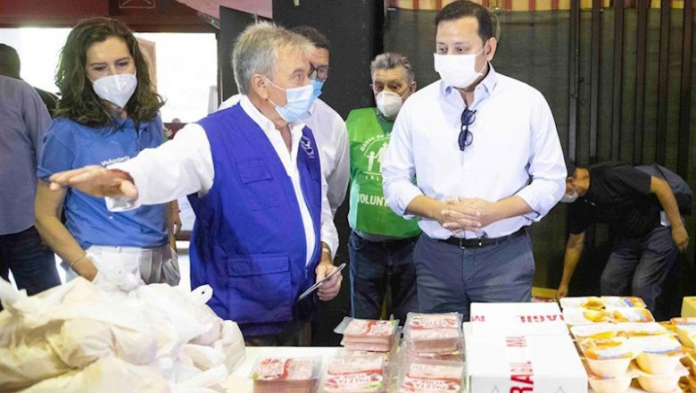 ep el presidente del valencia cf anil murthy en el reparto solidario de alimentos en mestalla ep el presidente del valencia cf anil murthy en el reparto solidario de alimentos en mestalla