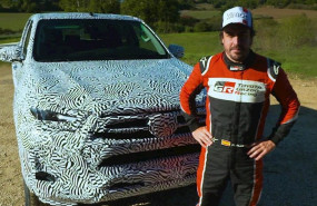 ep fernando alonso al lado del nuevo prototipo del toyota hilux de calle