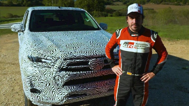 ep fernando alonso al lado del nuevo prototipo del toyota hilux de calle