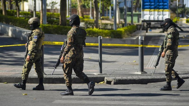 ep imagen de militares patrullando las calles de el salvador