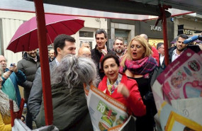 ep la ministra de defensa en funciones margarita robles compra castanas en ferrol durante la campana