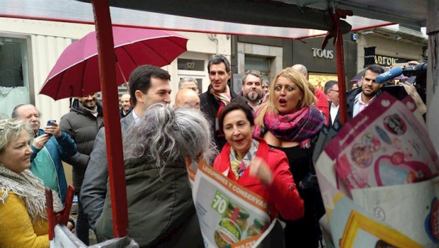 ep la ministra de defensa en funciones margarita robles compra castanas en ferrol durante la campana