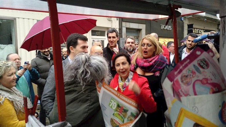 ep la ministra de defensa en funciones margarita robles compra castanas en ferrol durante la campana