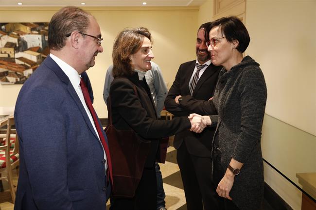 La ministra Teresa Ribera saluda a la alcaldesa de Andorra, Sofía Ciércoles | GOBIERNO DE ARAGÓN ep la ministra teresa ribera saludala alcaldesaandorra sofia ciercoles