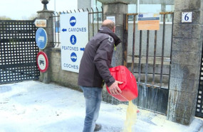 ep manifestantes rocian con bidones de leche la puerta de entrada de la fabrica leche celta