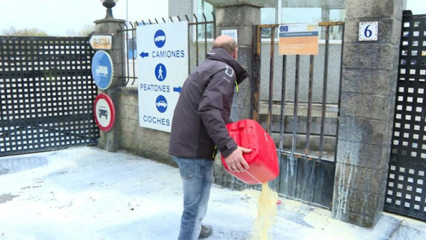 ep manifestantes rocian con bidones de leche la puerta de entrada de la fabrica leche celta