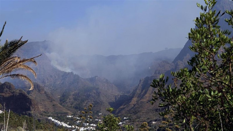 Parte de la zona afectada por el incendio de la isla de Gran Canaria, de la que continúa saliendo humo. | Europa Press - Europa Press ep partela zona afectadaincendiola islagran canaria deque continua saliendo humo