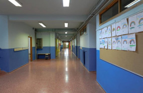 ep pasillo vacio de uno de los colegios de la comunidad de madrid que permaneceran cerrados del 11