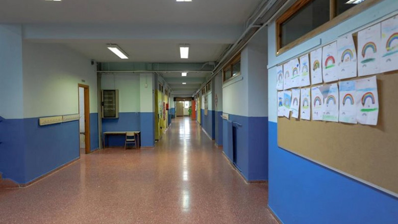 Pasillo vacío de uno de los colegios de la Comunidad de Madrid que permanecerán cerrados del 11 de marzo hasta -en principio- el próximo 23 de marzo para evitar que los escolares se contagien de coronavirus. | Jesús Hellín - Europa Press ep pasillo vacio de uno de los colegios de la comunidad de madrid que permaneceran cerrados del 11