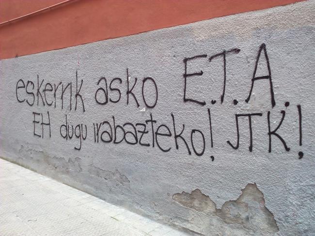 Pintadas de radicales en la que dan "gracias" a ETA | EUROPA PRESS ep pintadasradicalesladan gracias a eta
