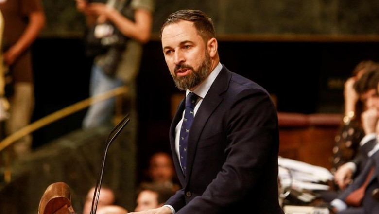 El presidente de Vox, Santiago Abascal, interviene desde la tribuna del Congreso de los Diputados en la primera sesión del debate de investidura a la Presidencia del Gobierno. | Ricardo Rubio - Europa Press ep presidentevox santiago abascal intervienela tribunacongresolos diputadosla primera sesiondebateinvestidurala presidenciagobierno